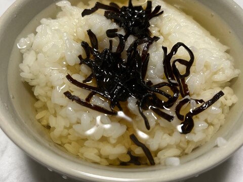 簡単美味、塩昆布の白だし茶漬け